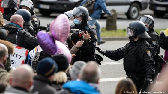 تحذيرات في ألمانيا من خطر يهدد حرية كبيرة والشرطة في قلب الانتقادات!