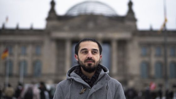 اللاجئ السوري، طارق العوس، أما البرلمان الألماني، شباط 2021 (AP)