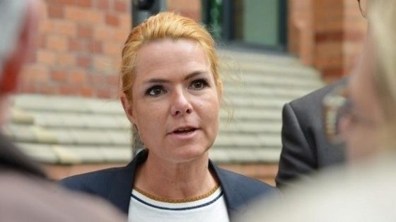 محاكمة وزيرة الهجرة الدنماركية السابقة لتفريقها زوجين لاجئين