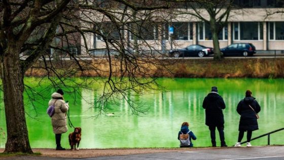 خلل في أنابيب التدفئة يجعل المياه بلون أخضر في مدينة كيل بألمانيا