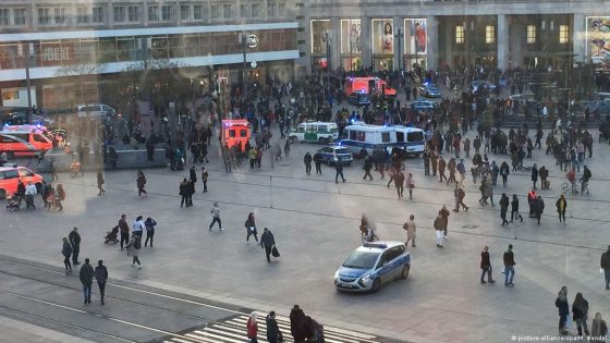 ثلاثة أشخاص اقتحموا المراحيض العامة في برلين.. والشرطة تلاحقهم