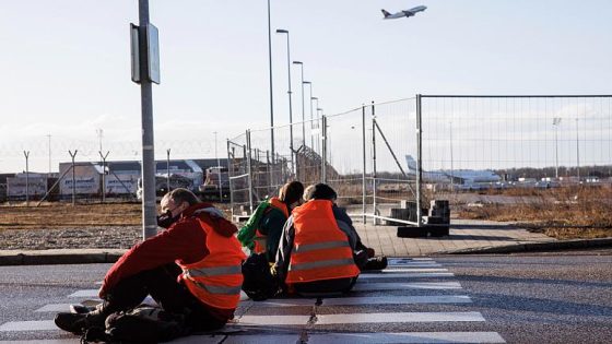 ألمانيا..نشطاء يفترشون الأرض ويقطعون الطرق المؤدية لأكبر ثلاث مطارات !
