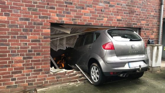سيارة في غرفة المعيشة.. هذا ما يحدث في ألمانيا