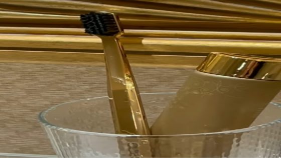 بالصور..فنان مصري يغسل أسنانه بمعجون من الذهب عيار 24!