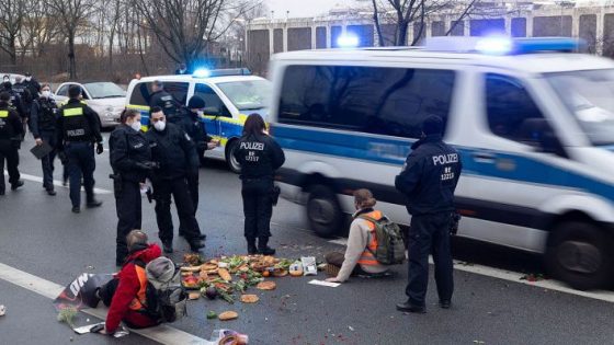 محتجون يغلقون طريق في ألمانيا