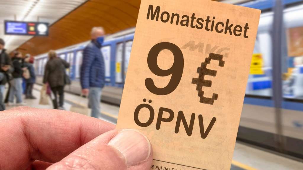 28544216-symbolbild-zum-entlastungspaket-2022-eine-montage-des-geplanten-euro-ticket-fuer-den-oepnv-im-hintergrund-die-bahn-muenchen-27a7