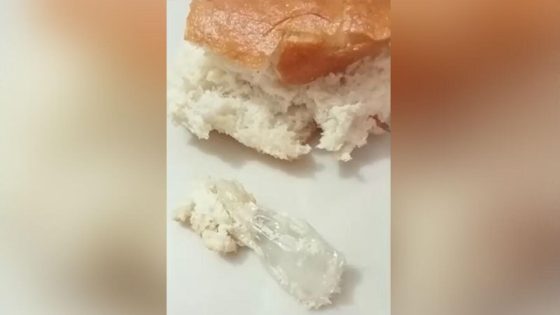 مواطن تركي يقدم شكوى للشرطة بعد أن عثر على كيس داخل الخبز الذي اشتراه من السوق