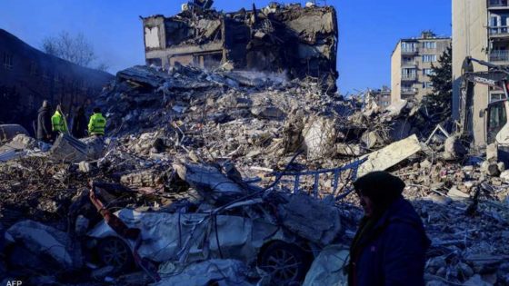 سورية تنام على رصيف بجانب ابنها المتوفي في زلزال تركيا (شاهد)