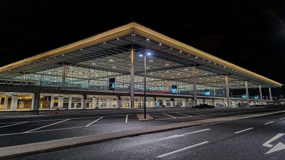 مطار “برلين” يلغي جميع الرحلات الجوية يوم الاثنين .. لسبب غريب!
