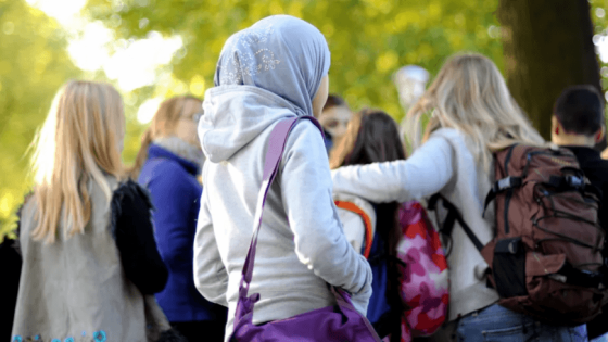 شابان يعتديان على سوريتين ويمزقان حجابيهما في ألمانيا