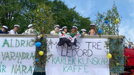 من احتفالات الطالبة السورية "غنى القوتلي" وزملاءها بتخرجهم من الثانوية في السويد (فيس بوك)