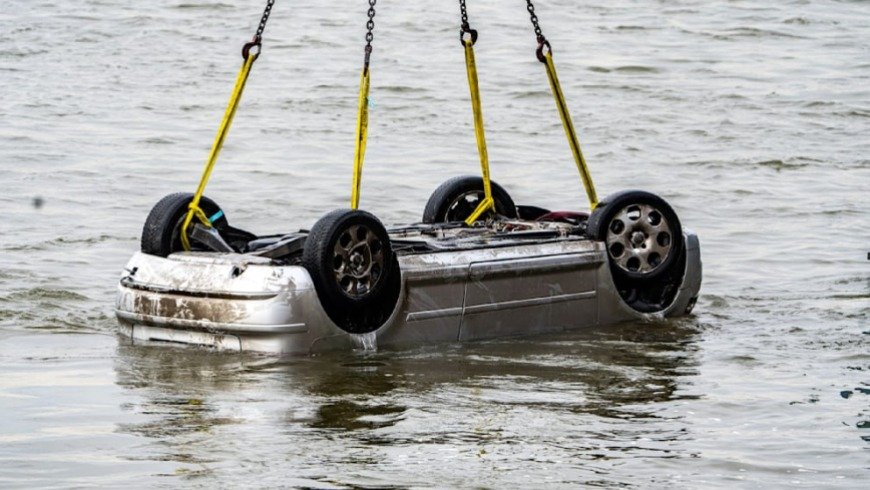 سيارة غارقة في البحر - صورة تعبيرية