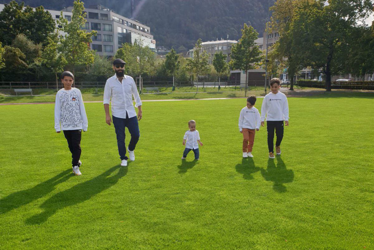 "أبو ثابت" وأطفاله في سويسرا
