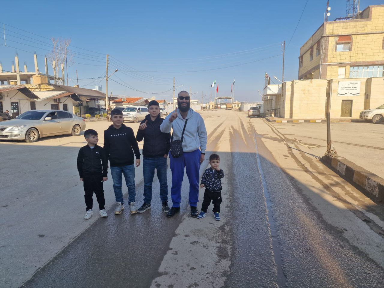 "أبو ثابت" وعائلته عقب دخولهم سوريا من معبر "باب السلامة"
