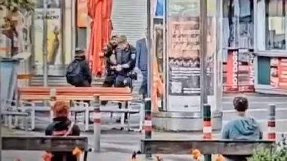 أردني يهاجم ضابط شرطة في النمسا بسكين (فيديو)