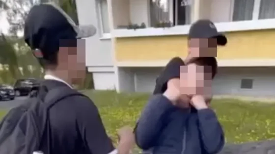 أطفال يعتدون بوحشية على زميلهم و الجريمة موثقة بالفيديو