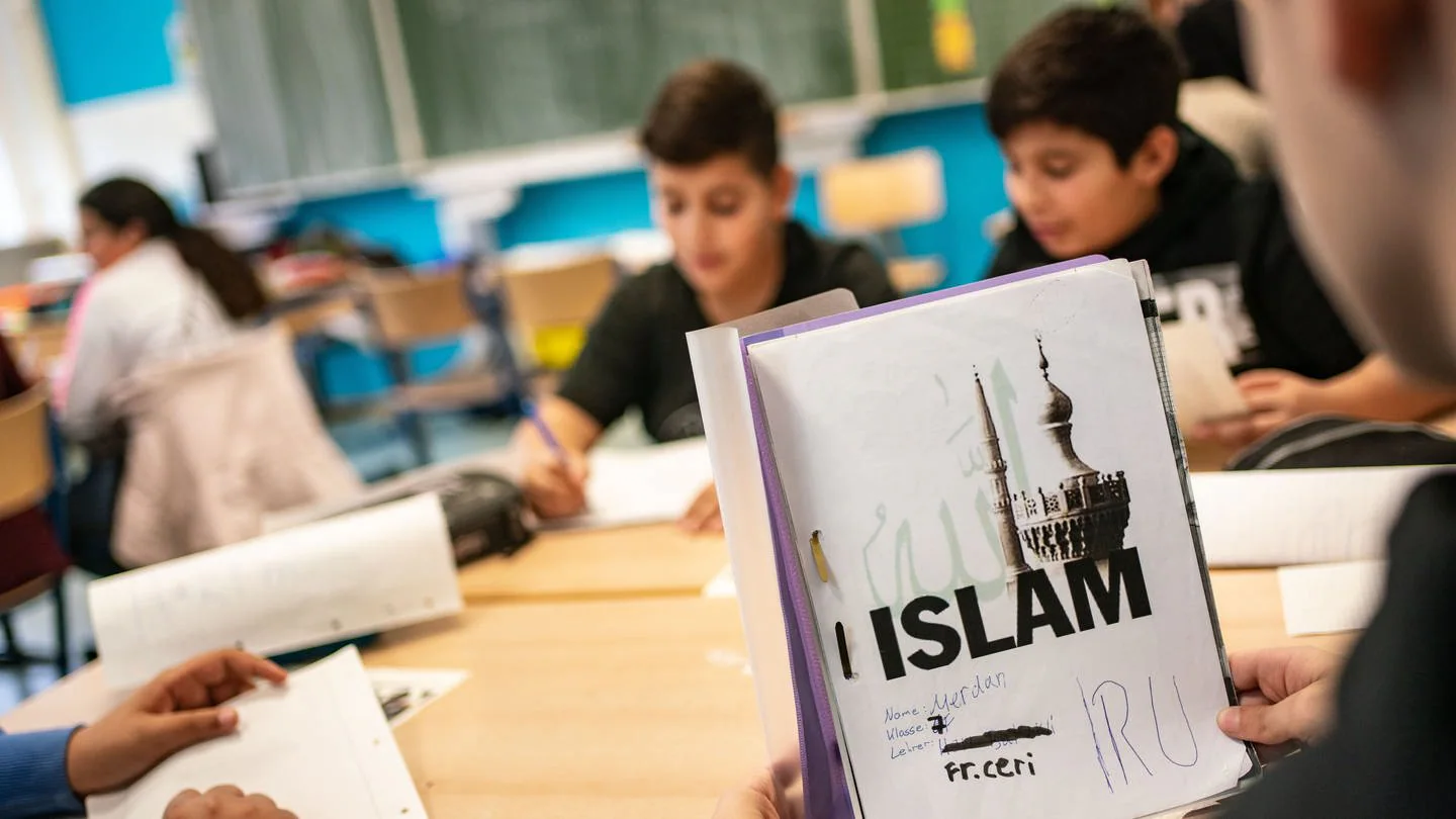 1722160377340,islam-religionsunterricht-schule-102~_v-16x9@2dL_-6c42aff4e68b43c7868c3240d3ebfa29867457da