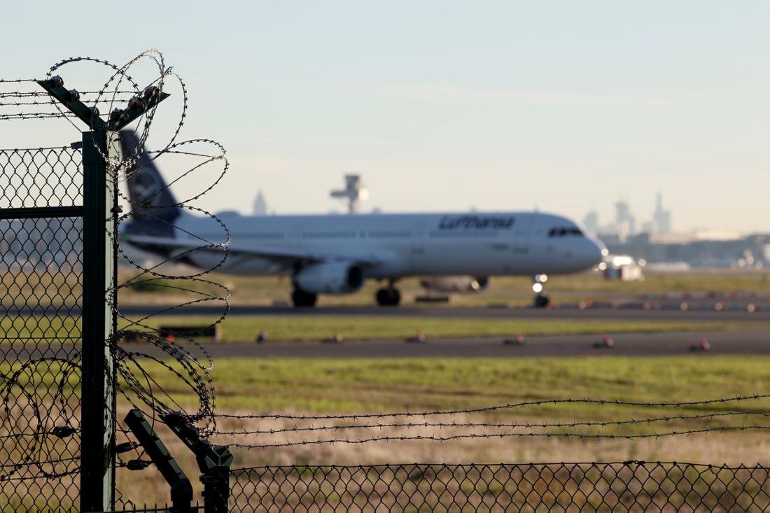 35379957-ende-juni-spielten-sich-am-flughafen-in-muenchen-dramatische-szenen-ab-zwei-iraner-sollten-in-ihr-heimatland-abgeschoben-werden-wo-ihnen-wohl-schlimme-2zlCEao58WBG