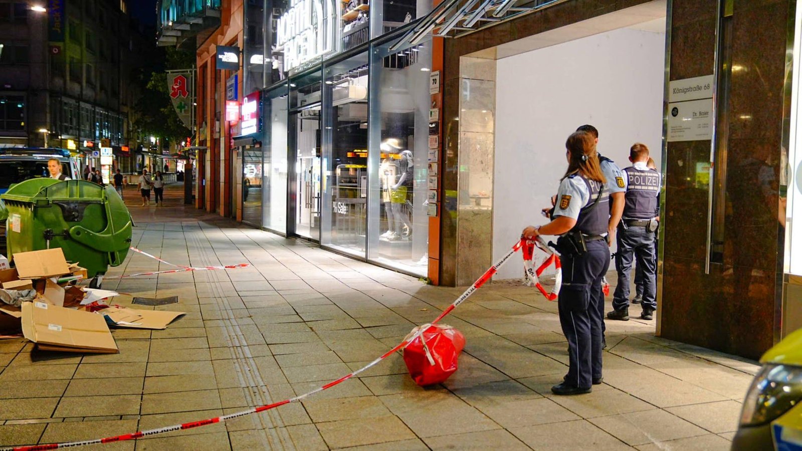 swr-der-streit-zwischen-den-zwei-gruppen-fand-im-bereich-eines-gebaeudeeingangs-auf-der-koenigstrasse-statt-eine-person-wurde-mit-einem-messer-schwer-verletzt-100